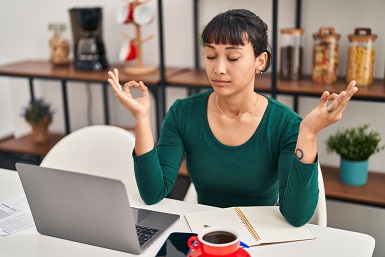 femme ordinateur récapitulatif frais bancaires